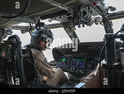 ZARQA, Jordanien – Ein Royal Jordanian Armed Forces UH-60 Black Hawk Pilot bringt ein Sprungteam, kombiniert mit US-Spezialeinheiten, in die Höhe für eine kombinierte Sprungübung im Haschemitischen Königreich Jordanien. Stockfoto