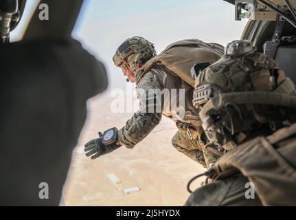 ZARQA, Jordanien – der Betreiber der US-Spezialeinheiten stammt von einem Royal Jordanian Armed Forces UH-60 Black Hawk bei einer kombinierten Sprungübung im Haschemitischen Königreich Jordanien ab. Stockfoto