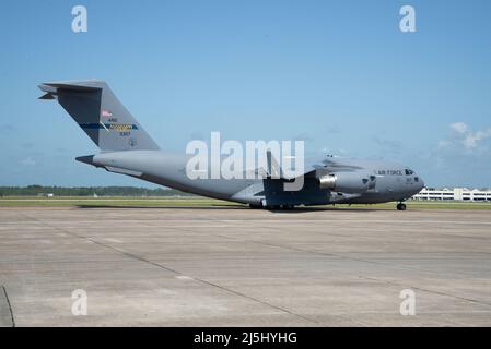 Ein C-17 Globemaster III, der dem Luftlift-Flügel 172d, der Mississippi Air National Guard, zugewiesen wurde, trifft während des Southern Strike 2022 in Gulfport, Mississippi, am 22. April 2022 im Gulfport Combat Readiness Training Center ein. Southern Strike 2022 ist eine groß angelegte, gemeinsame multinationale Kampfübung, die von der Mississippi Nationalgarde veranstaltet wird und taktisches Training für das gesamte Spektrum der Konflikte bietet Foto der Air National Guard von Tech. Sgt. Charles Wesley) Stockfoto