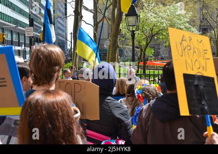 New York, New York, USA. 23. April 2022. Das Generalkonsulat der Ukraine in New York City spricht während der Demonstration gegen die russische Invasion der Ukraine in Lower Manhattan, New York City, am 23. April 2022. (Bild: © Ryan Rahman/Pacific Press via ZUMA Press Wire) Stockfoto