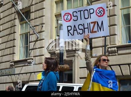 New York, New York, USA. 23. April 2022. Am 23. April 2022 wird ein Demonstrator mit einem pro-ukrainischen Schild im Bowling Green Park in New York City gesehen, der in Solidarität mit der Ukraine steht. (Bild: © Ryan Rahman/Pacific Press via ZUMA Press Wire) Stockfoto