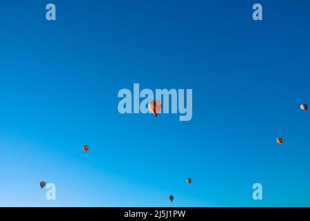 Heißluftballon Festival Hintergrundbild. Heißluftballons auf dem blauen Himmel Hintergrund. Stockfoto