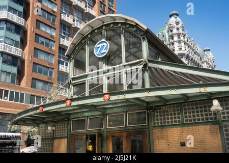 Das Ansonia Apartment Building mit der U-Bahn-Station 72. Street im Vordergrund, New York City, USA 2022 Stockfoto