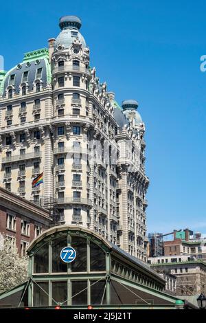 Das Ansonia Apartment Building mit der U-Bahn-Station 72. Street im Vordergrund, New York City, USA 2022 Stockfoto