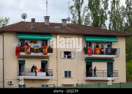 Imola, Italien. 23. April 2022. Tifosi während der Formel 1 Rolex Emilia Romagna Grand Prix 2022, 4. Runde der FIA Formel 1 Weltmeisterschaft Free Practices und Sprint Race 2022, Formel 1 Meisterschaft in Imola, Italien, April 23 2022 Quelle: Independent Photo Agency/Alamy Live News Stockfoto