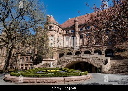 Old Castle der Eingang des American Museum of Natural History ist im Frühling, NYC, USA 2022, stattlich Stockfoto