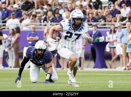 Fort Worth, Texas, USA. 22. April 2022. TCU Horned Frogs Wide Receiver Gunnar Henderson (27) fängt einen Pass und läuft mit dem Ball die NCAA TCU Federkritzel im Amon G. Carter Stadium in Fort Worth, Texas. Matthew Lynch/CSM/Alamy Live News Stockfoto