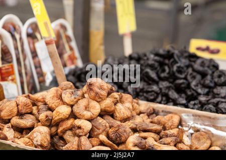 Bild von zahlreichen getrockneten Feigen zum Verkauf in Schachteln auf einem serbischen Markt, in Europa, in Belgrad. Die Feige ist die essbare Frucht der Ficus carica, einer Art Stockfoto