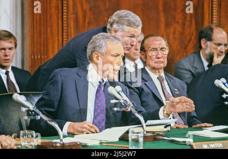 Vereinigte Staaten Senator Orrin Hatch (Republikanische of Utah) macht eine Aussage während der Aussage von Professor Anita Hill vor uns Justizausschuss des Senats, Richter Clarence Thomas als Associate Justice von der US Supreme Court in uns Senat Caucus Zimmer in Washington, DC am 11. Oktober 1991 zu bestätigen. Thomas wurde für die Position vom amerikanischen Präsidenten George H.W. Bush am 1. Juli 1991 nominiert, den Ruhestand Gerechtigkeit Thurgood Marshall zu ersetzen. US-Senator Strom Thurmond (Republican of South Carolina), blickt Ranking Komiteemitglied auf von rechts. Bildnachweis: Arnie Sachs/CNP Stockfoto