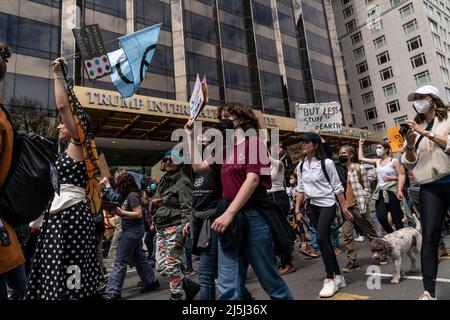 New York, NY - 23. April 2022: Mehr als 200 Demonstranten und Aktivisten versammeln sich und marschieren durch die Straßen von Midtown Manhattan zum jährlichen March for Science Stockfoto