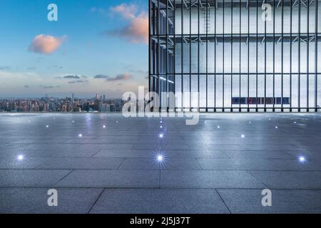 Quadratische Plattform und Skyline der Stadt mit Gebäuden in Shanghai, China. Stockfoto