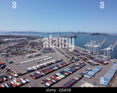 California, Usa. 23. April 2022. (Die Redaktion nimmt ein Bild von einer Drohne auf)Gesamtansicht des Hafens von Oakland. Der Hafen von Oakland ist einer der wichtigsten Seehafen in der San Francisco Bay Area, viele Waren fahren ab und kommen hier an. Der Hafen von Oakland macht dem Bewohner der Bucht eine Menge Karrierechancen. (Foto von Michael Ho Wai Lee/SOPA Images/Sipa USA) Quelle: SIPA USA/Alamy Live News Stockfoto