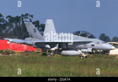 USMC F/A-18D von VMFA (AW)-225 Taxis nach der Landung bei MCAS Miramar in San Diego, Kalifornien Stockfoto