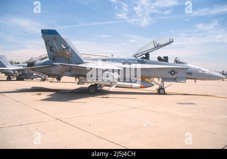 USMC F/A-18D von VMFA (AW)-225, The Vikings, auf dem Asphalt bei MCAS Miramar in San Diego, Kalifornien Stockfoto