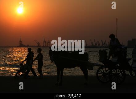 Thessaloniki Meer bei Sonnenuntergang in Griechenland. Thessaloniki ist die zweitgrößte Stadt Griechenlands. Stockfoto