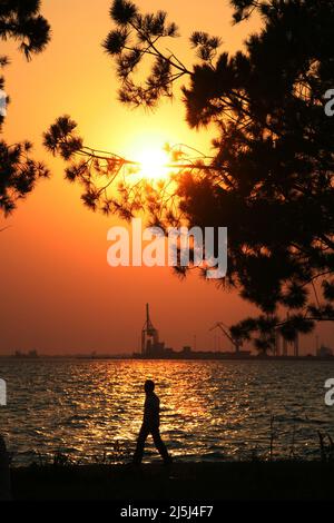 Thessaloniki Meer bei Sonnenuntergang in Griechenland. Thessaloniki ist die zweitgrößte Stadt Griechenlands. Stockfoto