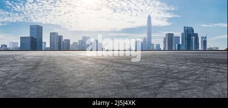 Asphaltstraßenplattform und moderne Geschäftsgebäude in Shenzhen, China. Stockfoto