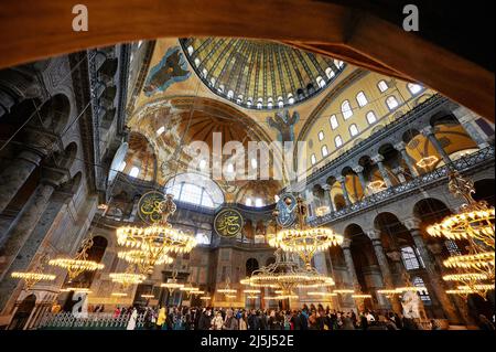 Istanbul, Türkei - 24 2022. März: Menschen beobachten das Innere der sophie-Moschee in Istanbul Stockfoto