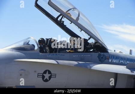 Marine-Flieger von VMFA (AW)-225, den Wikingern, beginnen das Startverfahren in ihrer F/A-14D Hornet Stockfoto