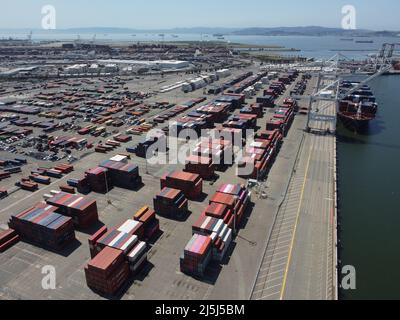 California, Usa. 23. April 2022. (Die Redaktion nimmt ein Bild von einer Drohne auf)Gesamtansicht des Hafens von Oakland. Der Hafen von Oakland ist einer der wichtigsten Seehafen in der San Francisco Bay Area, viele Waren fahren ab und kommen hier an. Der Hafen von Oakland macht dem Bewohner der Bucht eine Menge Karrierechancen. Kredit: SOPA Images Limited/Alamy Live Nachrichten Stockfoto