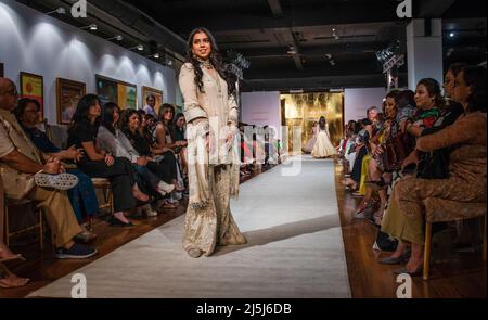 Model spaziert auf der Rampe und zeigt das Designerkleid von Vandana Malhotra während der Fusion von Mode und Kunst in der Stainless Gallery. Die Gründerin von Payal Kapoor, Arushi Arts (führendes internationales Auktionshaus, das Live- und Online-Auktionen moderner und zeitgenössischer indischer Kunst durchführt) und die Modedesignerin Vandana Malhotra feierten die Verschmelzung von Kunst und Mode. Es war das erste Mal, dass in einer Galerie Originalkunstwerke der Stammeskunst mit einer wunderschönen Bekleidungskollektion des Frühlings Sommer 2022 präsentiert wurden, die von Vandana Malhotra entworfen wurde. Stockfoto