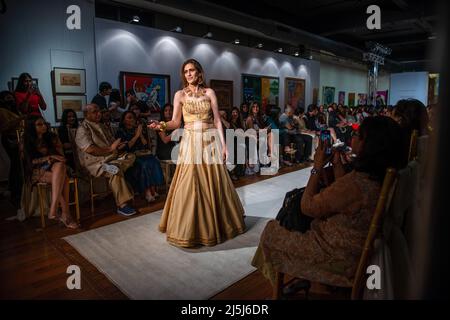 Model spaziert auf der Rampe und zeigt das Designerkleid von Vandana Malhotra während der Fusion von Mode und Kunst in der Stainless Gallery. Die Gründerin von Payal Kapoor, Arushi Arts (führendes internationales Auktionshaus, das Live- und Online-Auktionen moderner und zeitgenössischer indischer Kunst durchführt) und die Modedesignerin Vandana Malhotra feierten die Verschmelzung von Kunst und Mode. Es war das erste Mal, dass in einer Galerie Originalkunstwerke der Stammeskunst mit einer wunderschönen Bekleidungskollektion des Frühlings Sommer 2022 präsentiert wurden, die von Vandana Malhotra entworfen wurde. Stockfoto