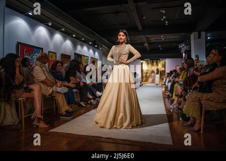 Model spaziert auf der Rampe und zeigt das Designerkleid von Vandana Malhotra während der Fusion von Mode und Kunst in der Stainless Gallery. Die Gründerin von Payal Kapoor, Arushi Arts (führendes internationales Auktionshaus, das Live- und Online-Auktionen moderner und zeitgenössischer indischer Kunst durchführt) und die Modedesignerin Vandana Malhotra feierten die Verschmelzung von Kunst und Mode. Es war das erste Mal, dass in einer Galerie Originalkunstwerke der Stammeskunst mit einer wunderschönen Bekleidungskollektion des Frühlings Sommer 2022 präsentiert wurden, die von Vandana Malhotra entworfen wurde. Stockfoto