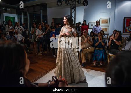 Model spaziert auf der Rampe und zeigt das Designerkleid von Vandana Malhotra während der Fusion von Mode und Kunst in der Stainless Gallery. Die Gründerin von Payal Kapoor, Arushi Arts (führendes internationales Auktionshaus, das Live- und Online-Auktionen moderner und zeitgenössischer indischer Kunst durchführt) und die Modedesignerin Vandana Malhotra feierten die Verschmelzung von Kunst und Mode. Es war das erste Mal, dass in einer Galerie Originalkunstwerke der Stammeskunst mit einer wunderschönen Bekleidungskollektion des Frühlings Sommer 2022 präsentiert wurden, die von Vandana Malhotra entworfen wurde. (Foto von Pradeep Gaur/SOPA Images/Sipa USA) Stockfoto