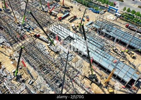 HEFEI, CHINA - 24. APRIL 2022 - Arbeiter arbeiten auf der Baustelle eines EPC-Notfallprojekts in Hefei, der ostchinesischen Provinz Anhui, A Stockfoto