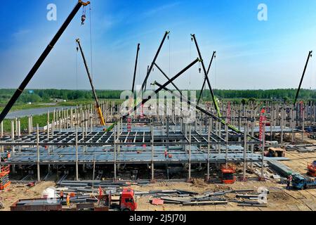 HEFEI, CHINA - 24. APRIL 2022 - Arbeiter arbeiten auf der Baustelle eines EPC-Notfallprojekts in Hefei, der ostchinesischen Provinz Anhui, A Stockfoto