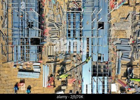 HEFEI, CHINA - 24. APRIL 2022 - Arbeiter arbeiten auf der Baustelle eines EPC-Notfallprojekts in Hefei, der ostchinesischen Provinz Anhui, A Stockfoto