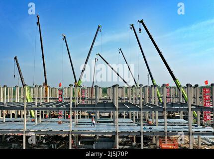 HEFEI, CHINA - 24. APRIL 2022 - Arbeiter arbeiten auf der Baustelle eines EPC-Notfallprojekts in Hefei, der ostchinesischen Provinz Anhui, A Stockfoto