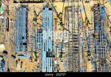 HEFEI, CHINA - 24. APRIL 2022 - Arbeiter arbeiten auf der Baustelle eines EPC-Notfallprojekts in Hefei, der ostchinesischen Provinz Anhui, A Stockfoto