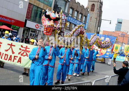 New York, Usa. 23. April 2022. Die Teilnehmer marschieren mit einem chinesischen Drachen während der Falun Dafa Parade in Flushing. Die Falun Dafa Parade erinnert an den 23.. Jahrestag des friedlichen Appells von Flushing. (Foto von Efren Landaos/SOPA Images/Sipa USA) Quelle: SIPA USA/Alamy Live News Stockfoto