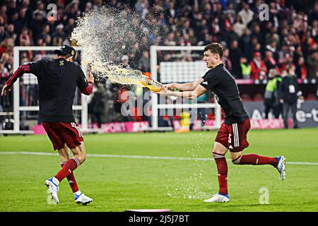 München, Deutschland. 23. April 2022. Benjamin Pavard (R) von Bayern München feiert den Titelgewinn nach einem Bundesliga-Spiel zwischen Bayern München und Borussia Dortmund am 23. April 2022 in München. Bayern München gewann 3-1 und holte sich den Bundesliga-Titel 10. in Folge. Quelle: Philippe Ruiz/Xinhua/Alamy Live News Stockfoto