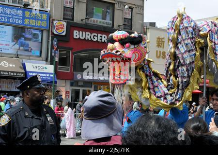 New York, Usa. 23. April 2022. Die Teilnehmer marschieren mit einem chinesischen Drachen während der Falun Dafa Parade in Flushing. Die Falun Dafa Parade erinnert an den 23.. Jahrestag des friedlichen Appells von Flushing. Kredit: SOPA Images Limited/Alamy Live Nachrichten Stockfoto