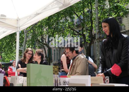 Barcelona, Spanien. 23. April 2022. Die Leute wählen Bücher an einem Stand in Barcelona, Spanien, 23. April 2022. Am St. George's Day finden in der Regel die Straßen Barcelonas statt, in denen Menschen Bücher und Blumen mit ihren Lieben austauschen. Quelle: Meng Dingbo/Xinhua/Alamy Live News Stockfoto