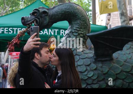 Barcelona, Spanien. 23. April 2022. Ein Paar macht Selfie in Barcelona, Spanien, 23. April 2022. Am St. George's Day finden in der Regel die Straßen Barcelonas statt, in denen Menschen Bücher und Blumen mit ihren Lieben austauschen. Quelle: Meng Dingbo/Xinhua/Alamy Live News Stockfoto