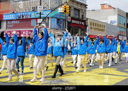 New York, Usa. 23. April 2022. Die Praktizierenden marschieren die Hauptstraße entlang während der Falun Dafa Parade in Flushing. Die Falun Dafa Parade erinnert an den 23.. Jahrestag des friedlichen Appells von Flushing. (Foto von Efren Landaos/SOPA Images/Sipa USA) Quelle: SIPA USA/Alamy Live News Stockfoto