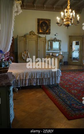 Bad Bentheim, Deutschland - April 22 2022: Altes Schlafzimmer-Interieur einer Frau in einem Schloss aus dem 11.. Jahrhundert. Der Stil des Schlafzimmers ist später Stockfoto