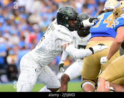 (FILE PHOTOS).Ex Oregon Ducks Defensive End (5) Kayvon Thibodeaux soll im NFL Draft 2022 in die Top 5 gehen, hier ist er am 23. Oktober 2021 im Vergleich zu den UCLA Bruins zu sehen, der NFL Draft wird am 28. April 2022 in Las Vegas, Nevada, stattfinden.( Stockfoto