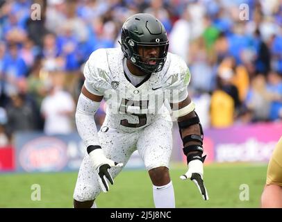 (FILE PHOTOS).Ex Oregon Ducks Defensive End (5) Kayvon Thibodeaux soll im NFL Draft 2022 in die Top 5 gehen, hier ist er am 23. Oktober 2021 im Vergleich zu den UCLA Bruins zu sehen, der NFL Draft wird am 28. April 2022 in Las Vegas, Nevada, stattfinden.( Stockfoto