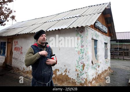 Der polnische Freiwillige Jacek Polewski, Besitzer einer handwerklichen Bäckerei in Posen, der nach Bucha kam, um Brot für Anwohner und Militärangehörige zu backen, ist in der Bastelbäckerei Khatynka pekaria (Baker's Hut) in Bucha, Region Kiew, Nordukraine, im April 21 abgebildet. 2022. Foto von Volodymyr Tarasov/Ukrinform/ABACAPRESS.COM Stockfoto