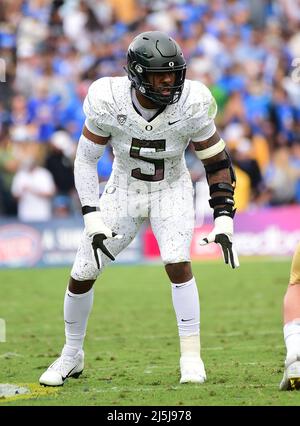 (FILE PHOTOS).Ex Oregon Ducks Defensive End (5) Kayvon Thibodeaux soll im NFL Draft 2022 in die Top 5 gehen, hier ist er am 23. Oktober 2021 im Vergleich zu den UCLA Bruins zu sehen, der NFL Draft wird am 28. April 2022 in Las Vegas, Nevada, stattfinden.( Stockfoto