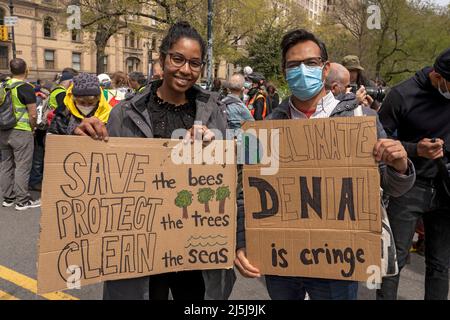 NEW YORK, NEW YORK - 23. APRIL: Die Teilnehmer halten Schilder mit den Aufschrift „Rettet die Bienen, schützt die Bäume, reinigt das Meer“ und „Klimaverneinung schrecke“, während sich die Teilnehmer am 23. April 2022 in New York City zum Marsch für Science NYC versammeln. Mehr als 200 Demonstranten und Aktivisten versammeln sich und marschieren durch die Straßen von Midtown Manhattan zum jährlichen March for Science, der weltweit größten Basisgemeinschaft von Wissenschaftsbefürwortern, die sich für eine nachhaltigere und gerechtigere Zukunft organisiert. Aufgrund der COVID-19-Pandemie in den letzten zwei Jahren war der Marsch für die Wissenschaft virtuell. March for Science findet jährlich statt Stockfoto