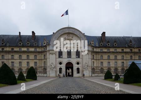 Architektonisches Detail der vorderen façade des Musée de l'Armée (Armeemuseum), des nationalen Militärmuseums von Paris, das sich in Les Invalides befindet Stockfoto