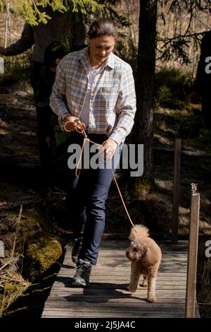 Kronprinzessin Victoria und ihr Hund Rio auf einer Wanderung im Garphyttan-Nationalpark bei Orebro, Schweden, am 22. April 2022. Foto von Stella Pictures/ABACAPRESS.COM Stockfoto