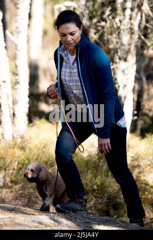 Kronprinzessin Victoria und ihr Hund Rio auf einer Wanderung im Garphyttan-Nationalpark bei Orebro, Schweden, am 22. April 2022. Foto von Stella Pictures/ABACAPRESS.COM Stockfoto