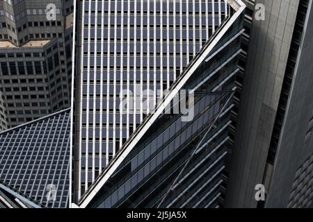 Auf dem Dach des gewerblichen Wolkenkratzergebäudes sind Solarpaneele installiert, um Sonnenenergie zu nutzen. Singapur Stockfoto