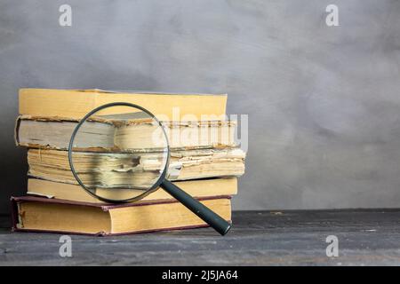 Buch und Lupe, Bildungskonzept Stockfoto